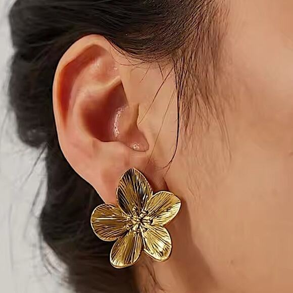 Vintage Gold Flower Earrings - Picture 2 of 5